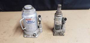 lot 400 image: Lot of 2 Bottle Jacks - 20 Ton & 4 Ton
