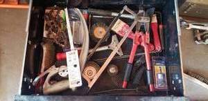 lot 424 image: Lot of Miscellaneous Tools -Bolt Cutters, Hack Saws, Wire Brushes & More