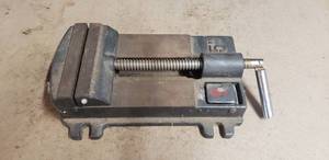 lot 429 image: 5 Drill Press Vise