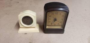 lot 566 image: Lot of 2 Desk Clocks