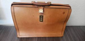 lot 207 image: Beautiful Vintage Solid Leather Folding Briefcase  Doctors Bag w Combo