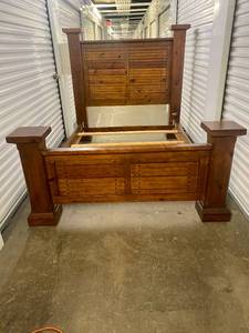 lot 7 image: Sturdy Oak Queen Post Bed