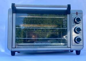 lot 144 image: Black & Decker 6 Slice Convection Countertop Toaster Oven