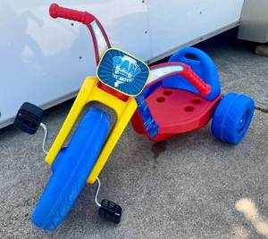 lot 2 image: Paw Patrol 15 Fly Wheel Cruiser Ride on Trike wlight and adjustable Seat