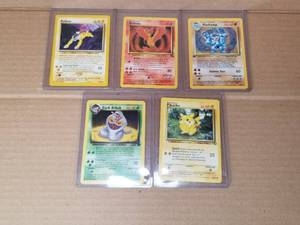 lot 25 image: Selection of Pokemon cards