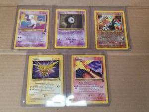 lot 33 image: Selection of Pokemon cards