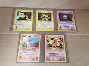 lot 173 image: Selection of Pokemon cards