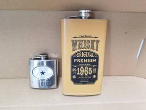 lot 71 image: Whiskey flask - Cowboys and Casa Maestri
