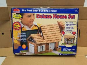 lot 124 image: Deluxe house set - real brick building system - toy