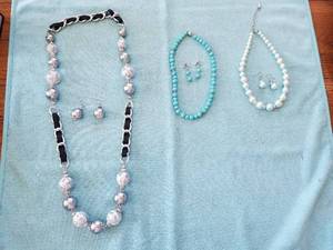 lot 44 image: Niki Chu necklace and earing sets (6)- new in box