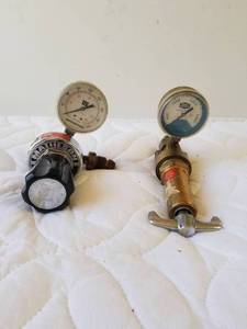 lot 175 image: Selection of pressure gauges