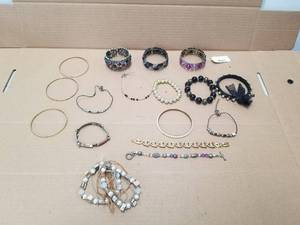 lot 188 image: Selection of Jewelry