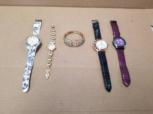 lot 189 image: Selection of watches