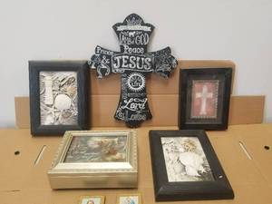 lot 190 image: Selection of inspirational decor.