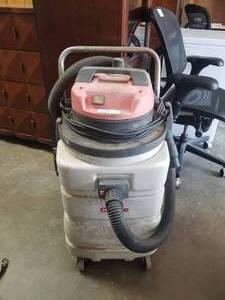 lot 234 image: Clarke wetdry vacuum - works