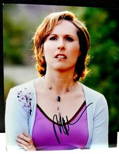lot 43 image: AUTHENTIC AUTOGRAPH - SNL LEGEND, MOLLY SHANNON HAND SIGNED 8 X 10 PHOTO