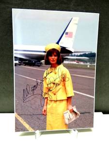 lot 69 image: AUTHENTIC AUTOGRAPH - JACLYN SMITH HAND SIGNED 5 X 7 PHOTO AS JACKIE KENNEDY $$