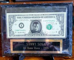 lot 166 image: CUSTOM WALL PLAQUE - SAMMY SOSA UNIQUE $1 NOTE WITH BIO STAT PLATE $$