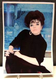 lot 211 image: AUTHENTIC AUTOGRAPH - ENGLISH NOVELIST & ACTRESS - HAND SIGNED JACKIE COLLINS 5 X 7 PHOTO