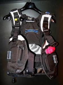 lot 3 image: SEAQUEST LATITUDE SCUBA (BCD) BOYANCY CONTROL DEVICE - EX CONDITION - SIZE SMALL WITH INTERGRATED WEIGHT POCKETS $$$