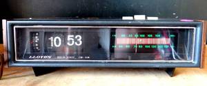 lot 12 image: Vintage Lloyds Solid State AMFM Radio & Flip Clock WAlarm, Model IJ61G-118B - SOUND TESTEDWORKS