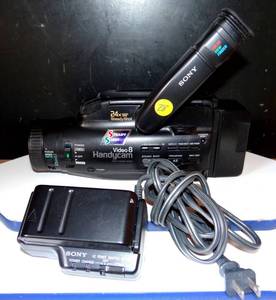 lot 28 image: SONY STEADY SHOT VIDEO 8 HANDYCAM W2 BATTERIES & CHARGER