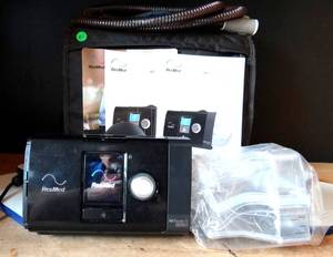 lot 41 image: ResMed AirSense 10 AutoSet with Integrated Humidifier & Case - POWERS ONFUNCTIONAL $$$