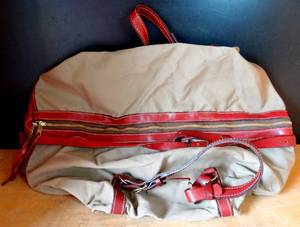 lot 89 image: LARGE ROUNDCANVAS AND LEATHER ROUND TRAVEL BAG