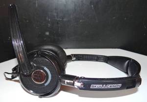 lot 81 image: SKULLCANDY WIRED HEADPHONES WITH BUILD IN MICROPHONE