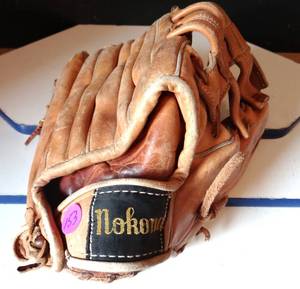 lot 153 image: NOKONA F200 YOUTH BASEBALL LEATHER GLOVE