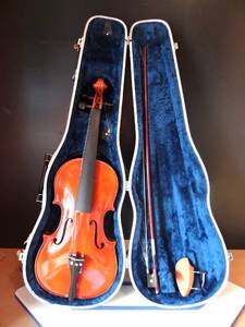 lot 155 image: BIG $ ITEM - VIONLINS ETC, HAND FITTED ANDREA VIOLIN, BOW AND HARDCASE (NEEDS RE-STRINGING & 1 TUNING PEG)