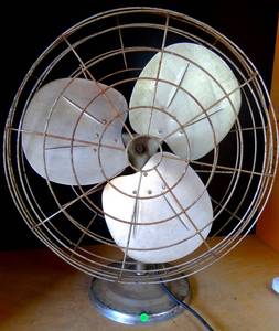 lot 227 image: VINTAGE WESTINGHOUSE METAL BLADEWIRED CAGE TABLEFAN - TESTED STRONG MOTOR $$$