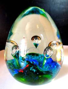 lot 235 image: LOVELY SOLID GLASS ORNATE EGG