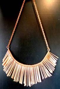 lot 300 image: GORGEOUS GOLD TONE NECKLACE - STATEMENT PIECE
