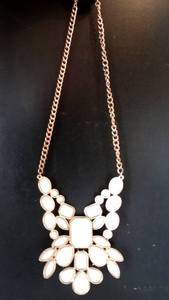 lot 301 image: BEAUTIFUL COLORED STONE NECKLACE