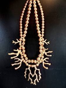 lot 304 image: PEARL STYLE GOLD FINISH NECKLACE WITH ORNATE DECORATION