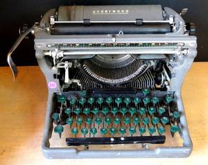 lot 311 image: VINTAGE UNDERWOOD TYPEWRITER WITH STYLISH FINISH AND GREEN KEYS