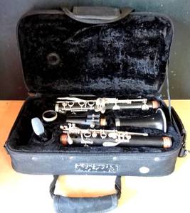 lot 314 image: COMPLETE CLARINET IN CRUSHED VELVET HARD CASE