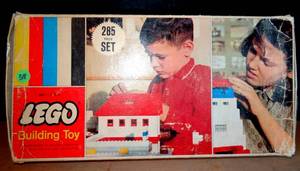 lot 318 image: VINTAGE 285 PIECE LEGO CONSTRUCTION SET IN ORIGINAL BOX
