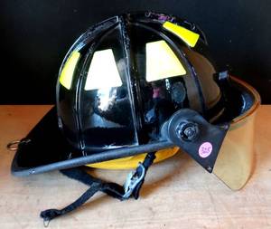 lot 325 image: AUTHENTIC FIREMANS HELMET AS SHOWN (SAYS OUT OF SERVICE)