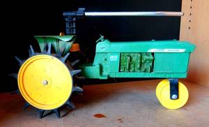 lot 346 image: Gilmour 4010 Diesel John Deere Tractor Traveling Lawn Sprinkler (CAST METAL)