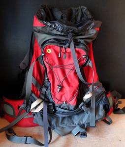lot 351 image: BRIGHT RED BACKPACK - FOR PARTS OR REPAIR - MISSING FLIP COVER AND CLIP ON WAIST STRAP
