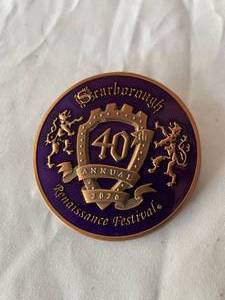 lot 9 image: 40th Anniversary Performers Pin - the year Faire didnt happen
