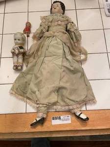 lot 88 image: Antiquevintage PorcelainBisque Doll group (3 pcs.)