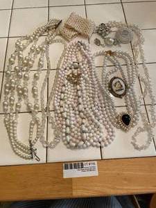 lot 116 image: Vintage costume jewelry asst. - white glass, pearl, rhinestone