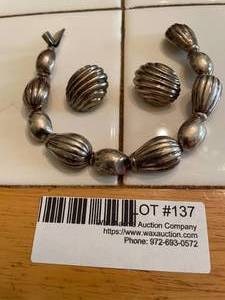 lot 137 image: Sterling Silver Shell Bracelet and Earrings total of 45 grams