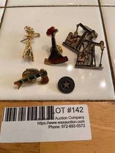 lot 142 image: Texas collection of pinscufflinks - windmill oil derrick, tomahawk, Paris, TX.