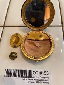 lot 153 image: Vintage Service ladies Makeup Compact, Legion of Honor and star pin