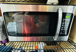 lot 12 image: Hamilton Beach 1000W Stainless Steel Microwave