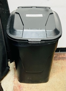 lot 30 image: Heavy Duty 45 Gallon Trash Can